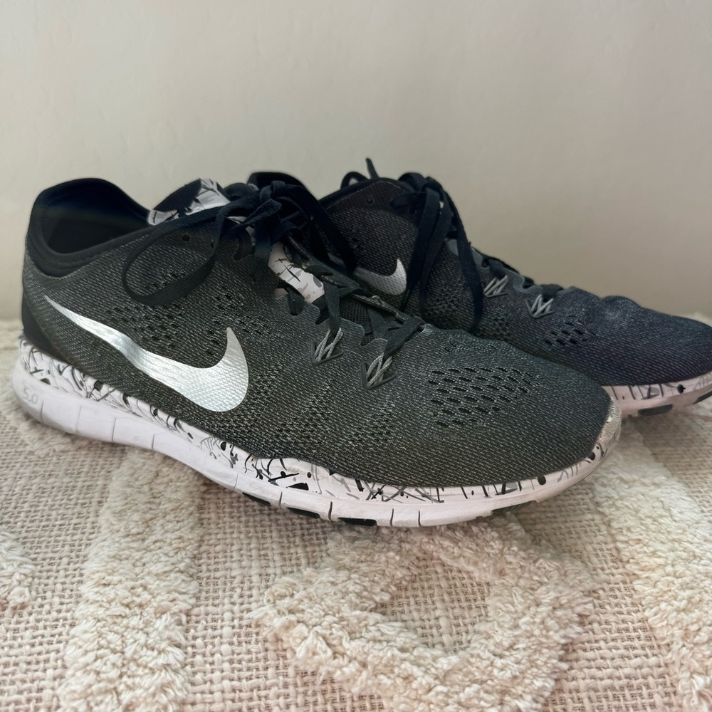 Nike Women’s TR MT 5.0 Nike Free Black & White Paint Splatter Athletic Sneakers